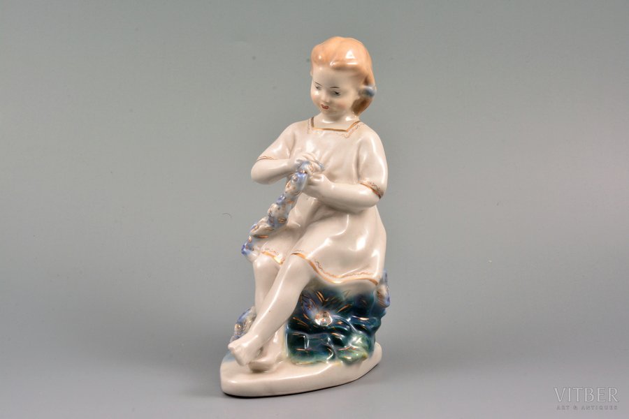statuete, Meitene pin vainagu, porcelāns, PSRS, Gžeļ, modeļa autors - T.Sapožņikova, 20gs. 50-60tie gadi, 18 cm