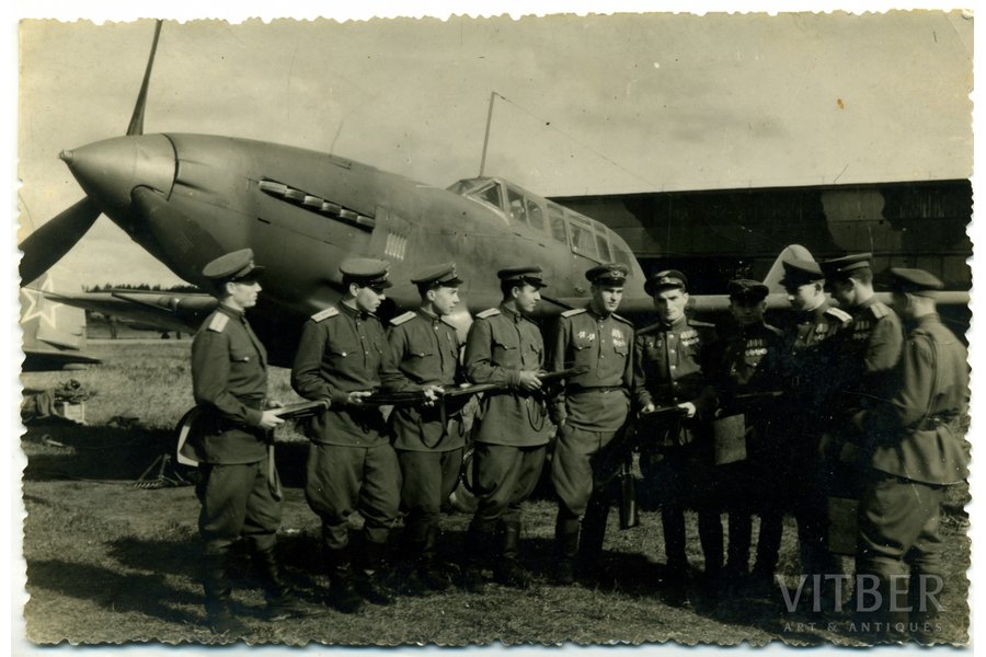 fotogrāfija, lidotāji pie IL-2 lidmašīnas, PSRS, 20. gs. 40tie g., 15,5x10,2 cm