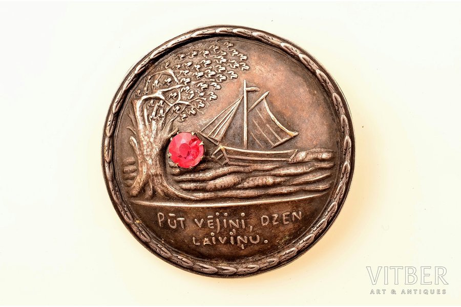 broša, sakta, "Pūt vējiņi, dzen laiviņu.", metāls, 7.25 g., izstrādājuma izmērs Ø 5.3 cm, 20 gs. 20tie gadi, Latvija