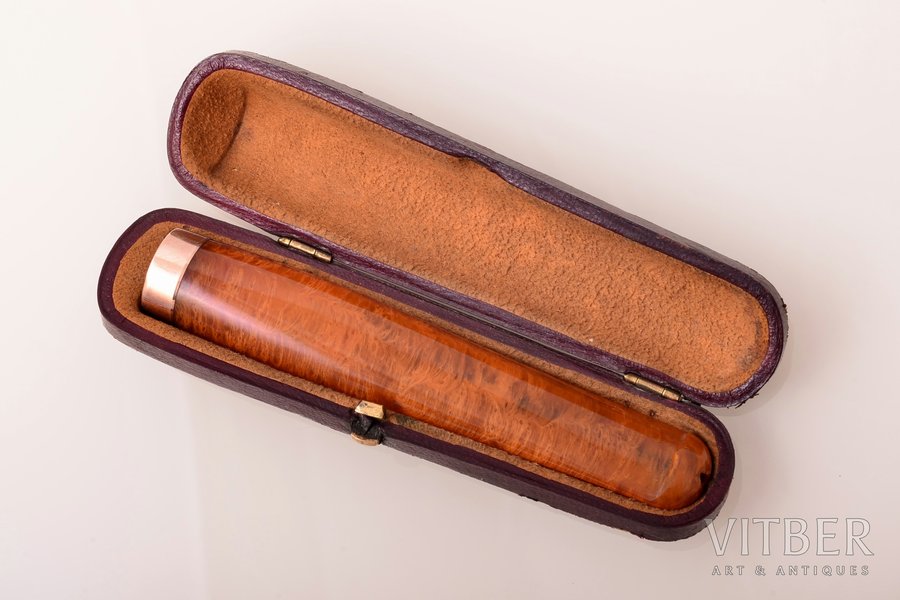 pipe, melted amber, gold, 375 standard, 16.55 g., the item's dimensions 10.5 cm, Birmingham, Great Britain, in leather case, chip at the base