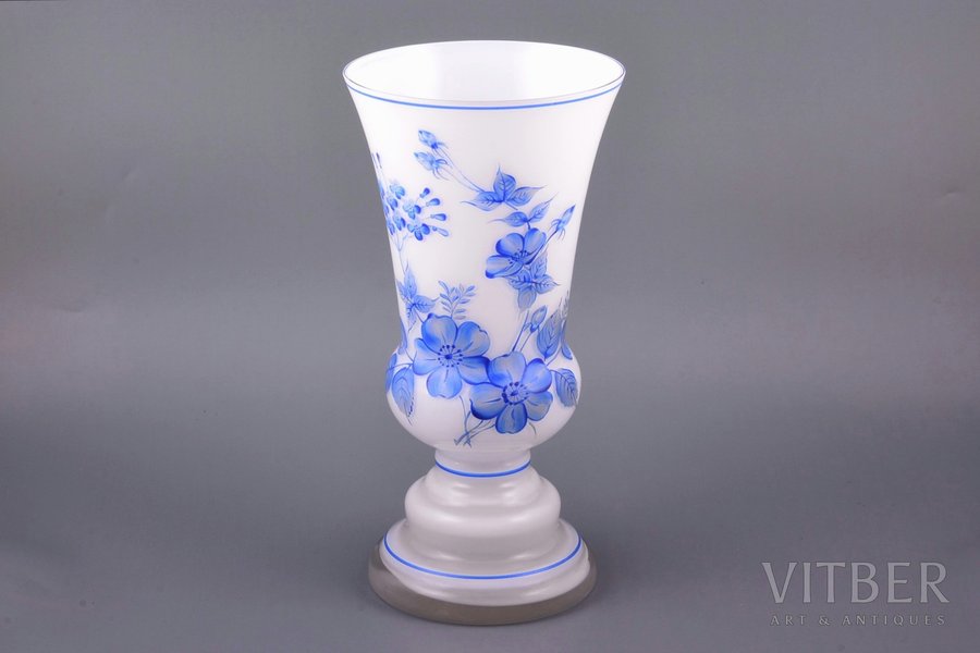 ваза, молочное стекло, 30-е годы 20го века, h 25 см