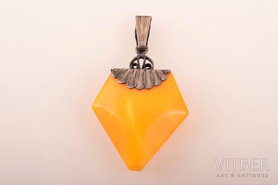 a pendant, silver, 875 standard, the item's dimensions 3.4 x 2.5 x 0.8 cm, amber, USSR