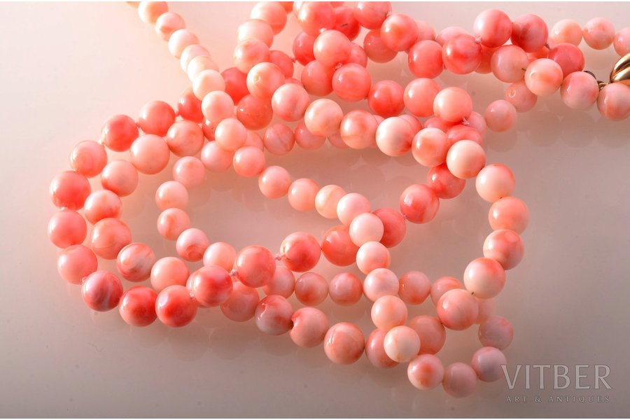 a necklace, japanese deepwater coral, top class, diameter of the bead 0.9 / 0.8 / 0.7 cm, 123.25 (33.50 + 46.55 + 43.20 ) g., the item's dimensions 51 / 50 / 49 cm, Italy