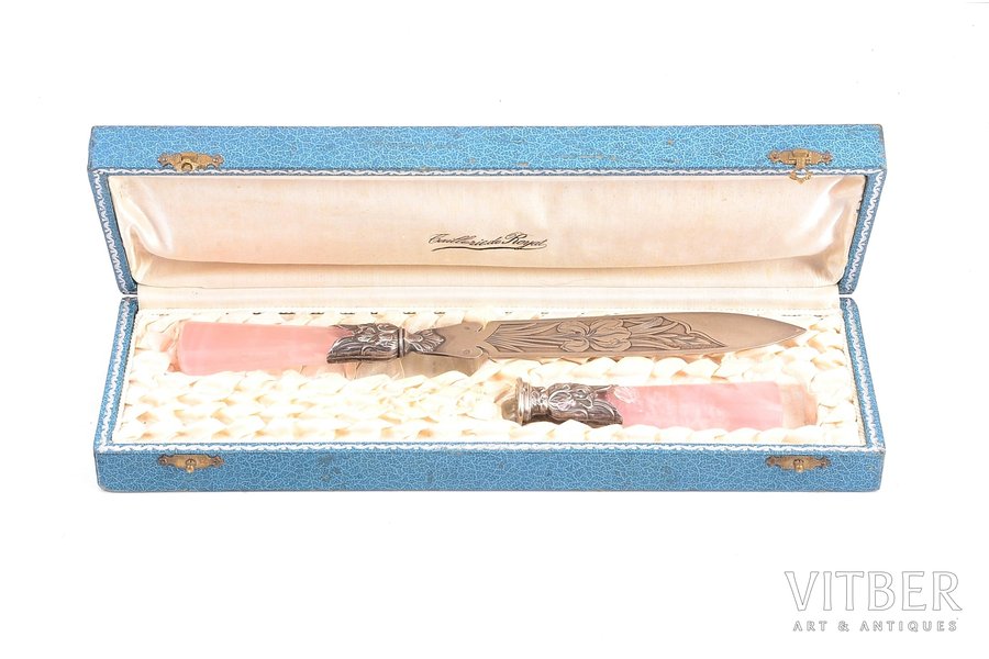 komplekts, vēstuļu nazis, zīmogs, sudrabs, ar dabīgu akmeni (rozā kvarcs?), 800 prove, izstrādājumu kopējais svars 106.95, māksliniecisks gravējums, 22, 9.1 cm, Francija, kastītē