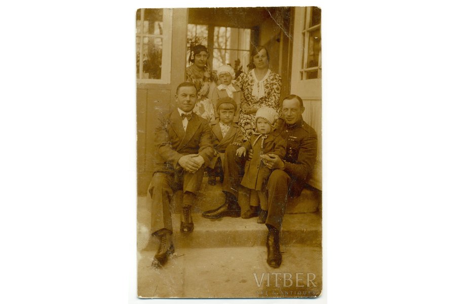 fotogrāfija, Lāčplēša ordeņa kavalieris ar ģimeni, Latvija, 20. gs. 20-30tie g., 14x9 cm