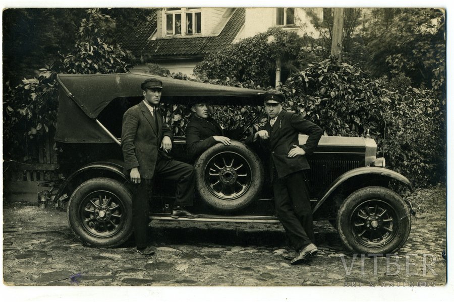 fotogrāfija, Kuldīga, vieglā automašīna, Latvija, 20. gs. 20-30tie g., 13,8x8,6 cm