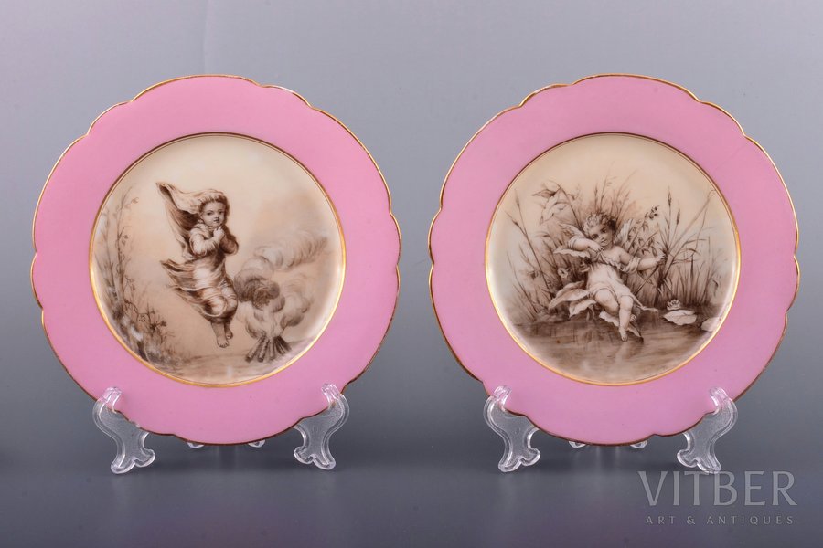 pair of decorative plates, period of Alexander II, porcelain, Imperial Porcelain Manufactory, Russia, Ø 16.7 cm, (without hallmarks), one plate with hairline crack, one plate with chip