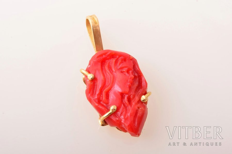 a pendant, "Girl", carved coral, gold, 750 standard, 3.10 g., the item's dimensions 2.9 x 1.3 cm, Italy