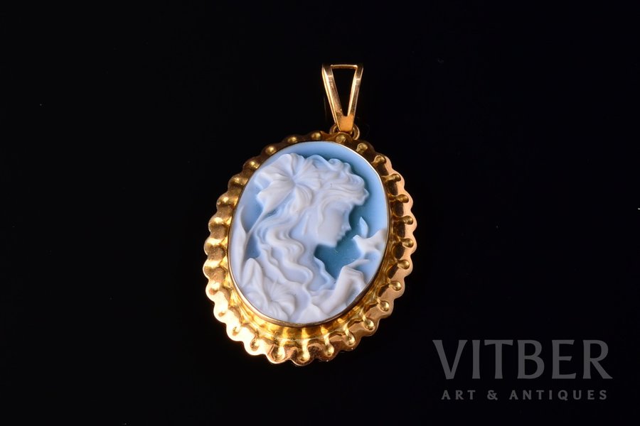 a pendant, cameo in agate, gold, 750 standard, 2.70 g., the item's dimensions 3.4 x 2.1 cm, Italy