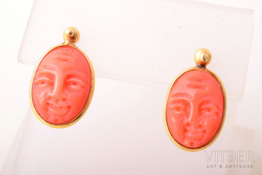 earrings, "Faces", carved coral, gold, 2.05 g., the item's dimensions 1.8 x 1 cm, coral