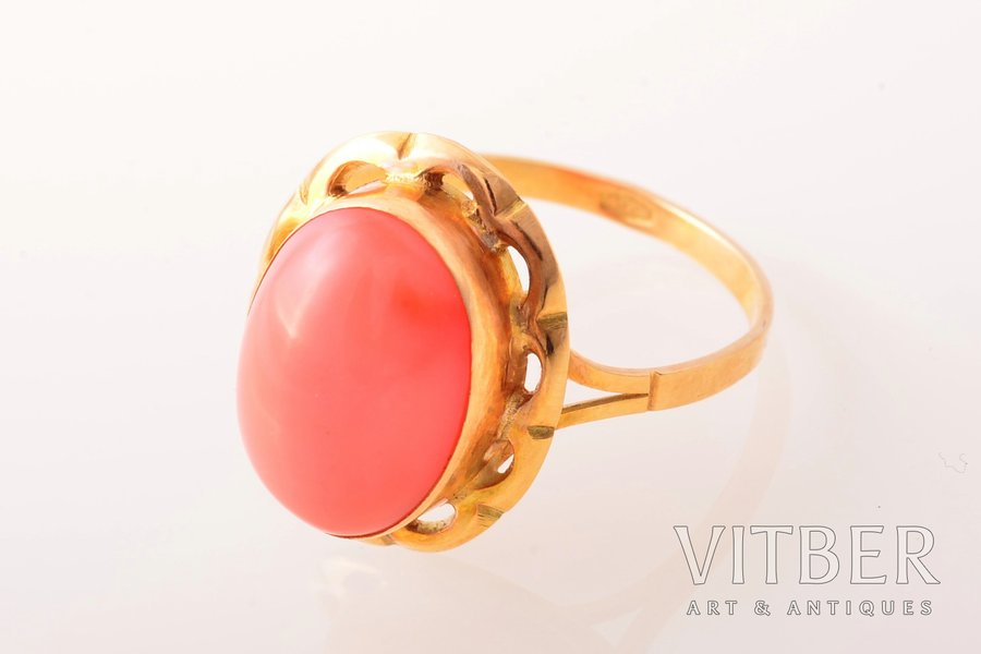 a ring, gold, 750 standard, 3.65 g., the size of the ring 18.75, coral