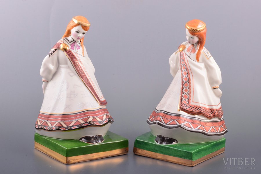 figurine, bookends -  girls in traditional suits, porcelain, Riga (Latvia), signed painter's work, handpainted by Antonina Pashkevich, molder - Regīna Karkunova, h 19.5 cm
