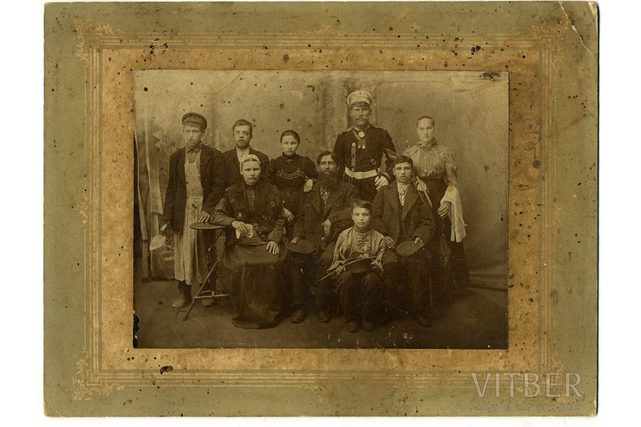 фотография, солдат в кругу семьи (на картоне), Российская империя, начало 20-го века, 14,4x9,4 см