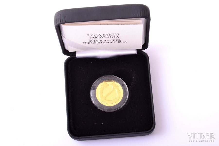 20 евро, 2017 г., Сакта (фибула подковообразная), 999 проба, золото, Латвия, 6.00 г, Ø 21 мм, Proof, в коробочке