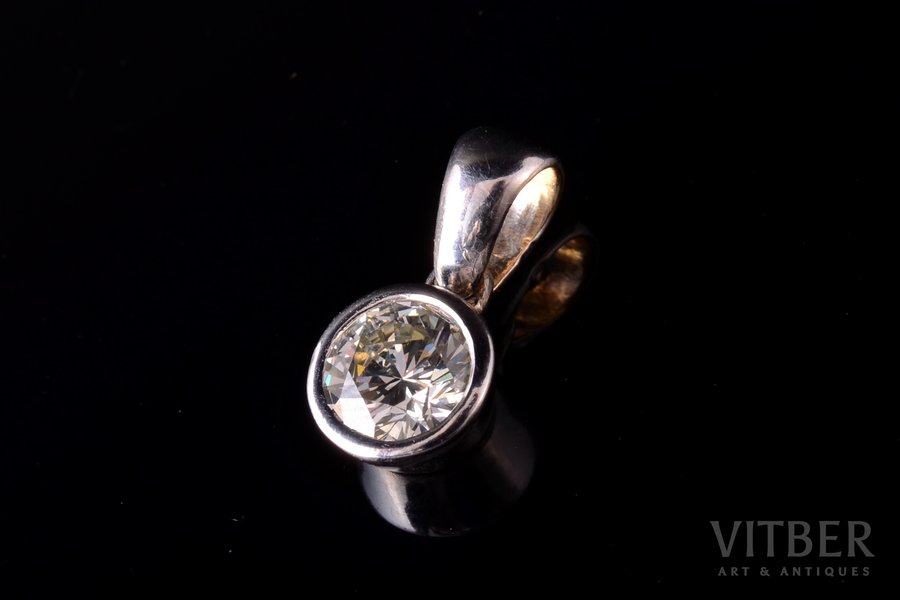 a pendant, gold, 750 standard, 1.17 g., the item's dimensions 1.4 x 0.7 cm, diamonds, ~0.64 ct