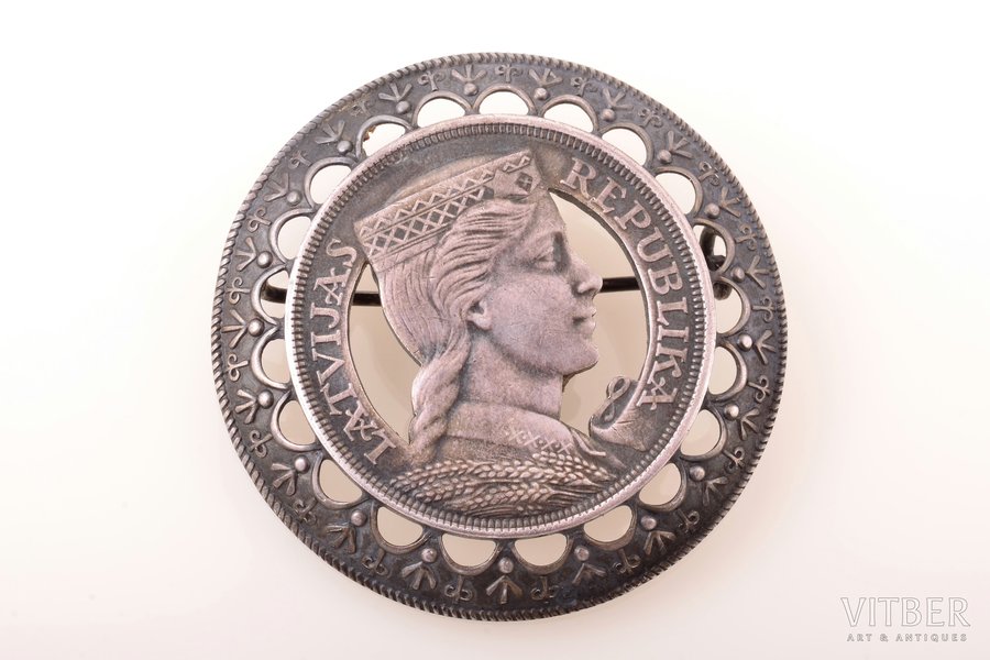sakta, no 5 latu monētas, sudrabs, 875 prove, 35.55 g., izstrādājuma izmērs Ø 5 cm, 20 gs. 20-30tie gadi, meistars Jūlijs Blums, Latvija