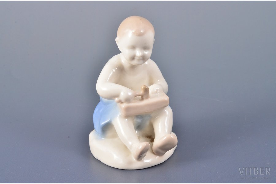 statuete, Zēns ar āmuru, porcelāns, PSRS, artelis "Keramik", 20 gs. 50tie gadi, 9.3 cm