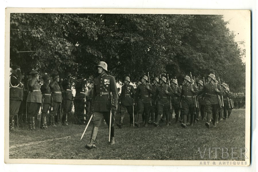 фотография, Латвийская Армия, парад 11-го Добельского пехотного полка в день праздника юбилея 17 лет, Латвия, 20-30е годы 20-го века, 13,3x8,5 см