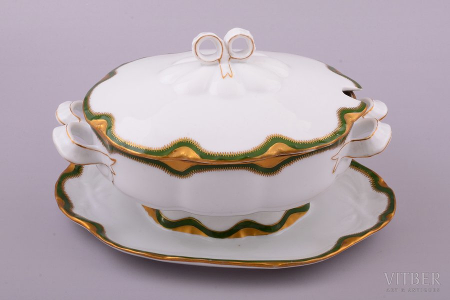 sauceboat, porcelain, M. S. Kuznetsov's fellowship in Moscow, Russia, 1889-1917, h 13.3 cm, 15 x 22 cm