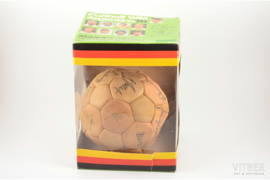 Мяч c автографами немецкой футбольной команды, Германия, 1978 г., длина окружности 60 см, в коробке