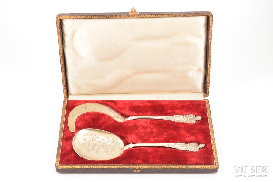 tableware item, silver, pair of, 950 standard, total weight of items 131.1, 25 / 23.6 cm, France, in a case