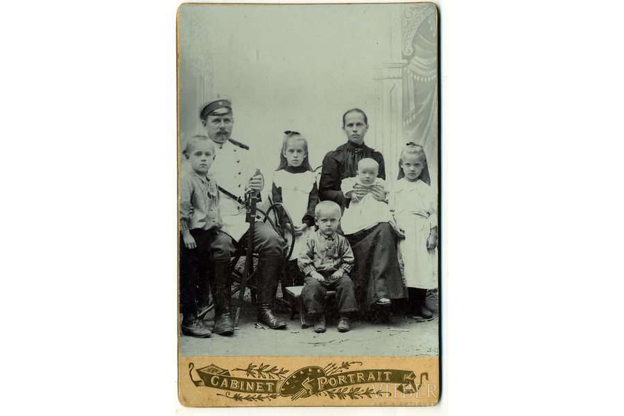 fotogrāfija, policists ar ģimeni (uz kartona), Krievijas impērija, 20. gs. sākums, 14,6x10,7 cm