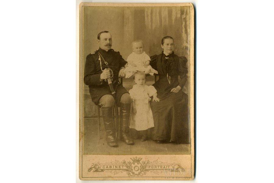 fotogrāfija, policists ar ģimeni (uz kartona), Krievijas impērija, 20. gs. sākums, 14x10 cm