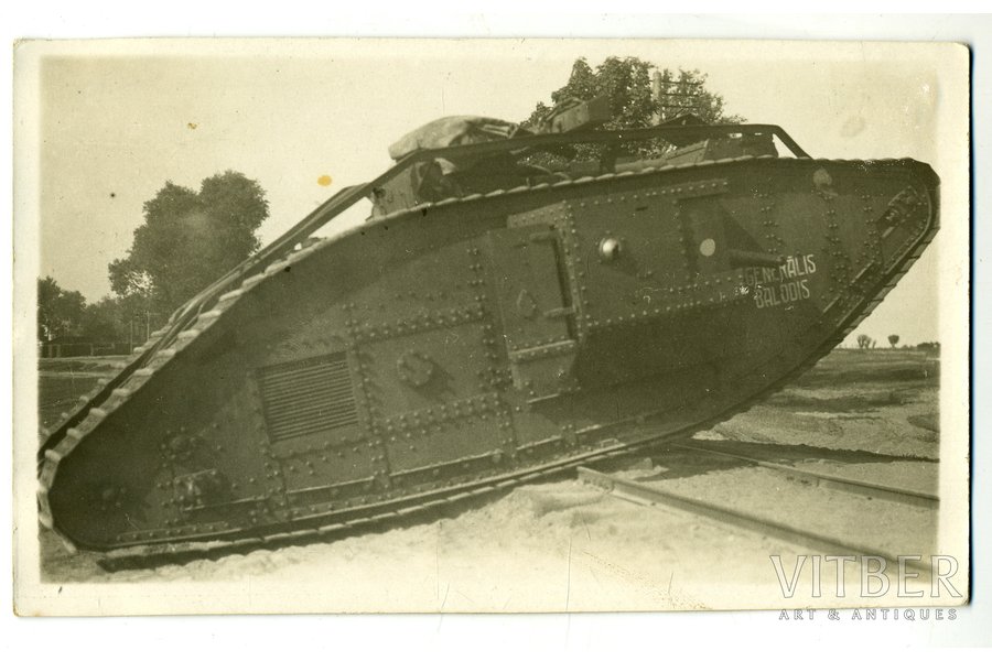 фотография, ЛА, Автотанковый полк, английский тяжелый танк MK-IV, Латвия, 20-30е годы 20-го века, 14x8,4 см