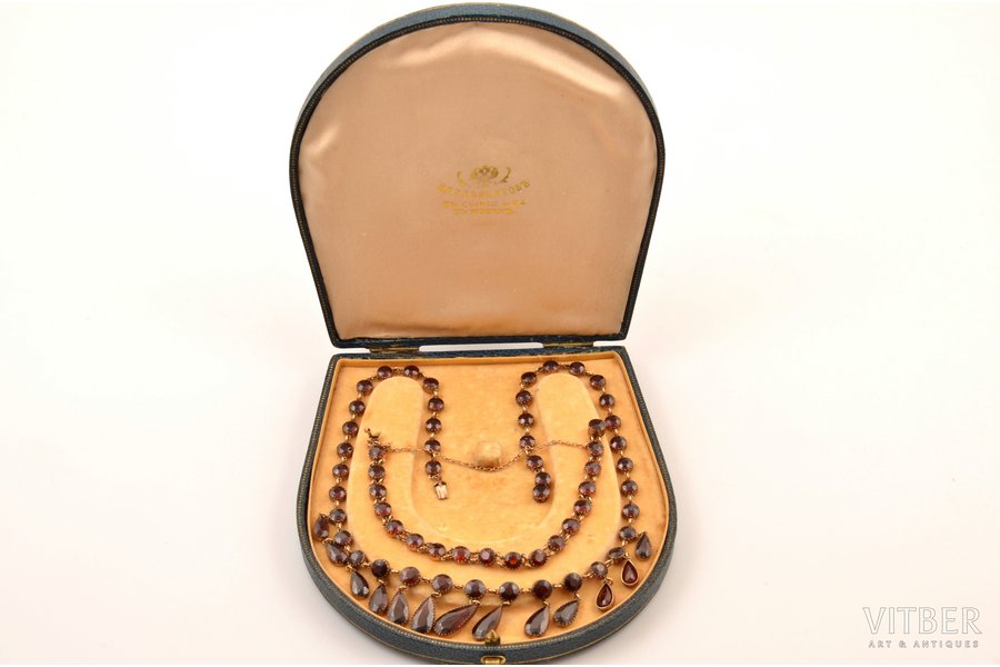 a set of bracelet and necklace, metal, gilding, 31.55 (23.95+7.60) g., almandine, Germany, necklace length 45 cm, bracelet length 17.5 cm, in a box