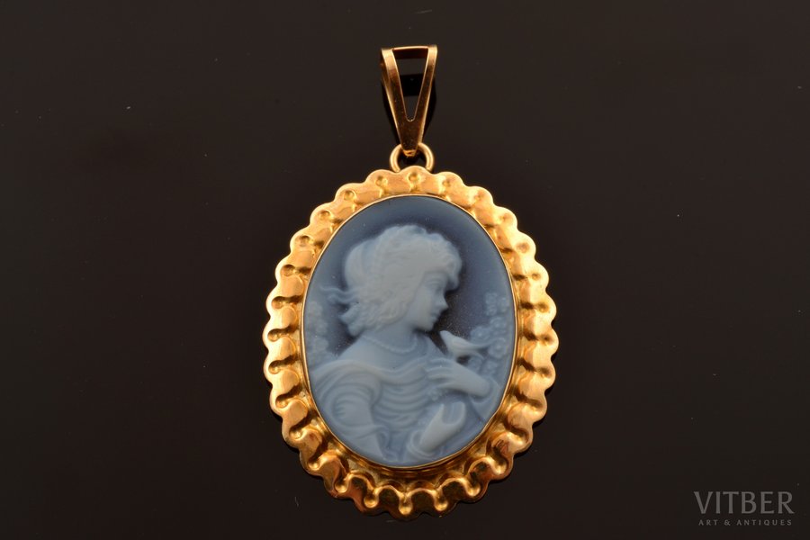a pendant, cameo in agate, gold, 750 standard, 2.28 g., the item's dimensions 2.8 x 2.1 cm, Italy