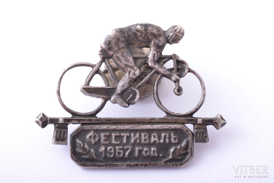 nozīme, 1957. gada festivāls, riteņbraukšanas sports, sudrabs, 875 prove, PSRS, 1957 g., 21.7 x 28.8 mm, Ļeņingradas juvelierizstrādājumu rūpnīca, sudraba uzgrieznis