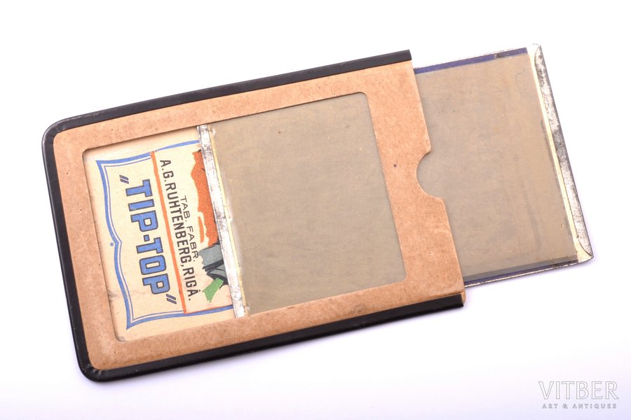 "Printator" magic notepad, (write on the pad with stylus, pull out the tab at the bottom to erase), with advertisment "Papirosi Tip-Top, tab. fabr. A.G. Ruhtenberg, Rīgā", metal, cardboard, the 20th cent., 15.4 x 10.7 cm