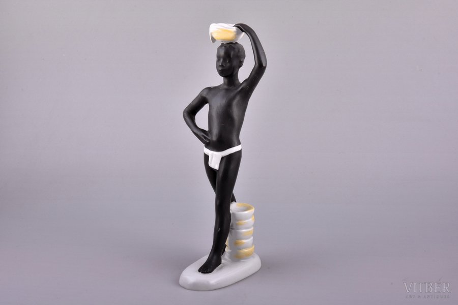 statuete, Āfrika, porcelāns, PSRS, LFZ - Lomonosova porcelāna rūpnīca, modeļa autors - Galina Stolbova, 20gs. 50-60tie gadi, 24.5 cm, pirmā šķira
