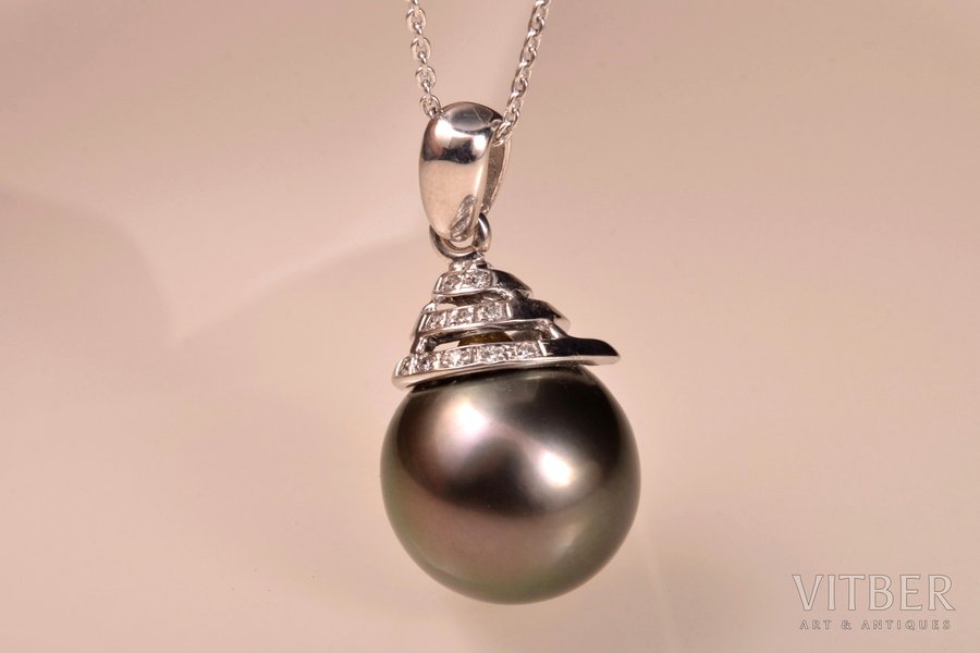 a pendant, black salt water south sea pearl, "AAA grade", gold, 18 k standart, pendant weight without chain 5.44 g., the item's dimensions Ø 1.38 cm, diamond, chain and clasp - silver 925 standard; with certificate of authenticity