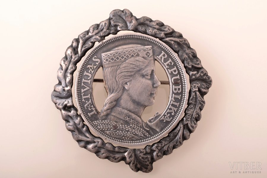 сакта, из 5-латовой монеты, серебро, 27.93 г., размер изделия 5.5 x 5.35 см, 20-30е годы 20го века, Латвия