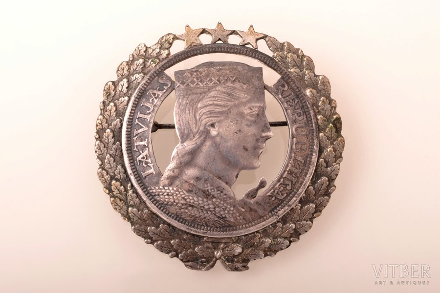 sakta, no 5 latu monētas, sudrabs, 17.73 g., izstrādājuma izmērs 4.7 x 4.7 cm, 20 gs. 20-30tie gadi, Latvija