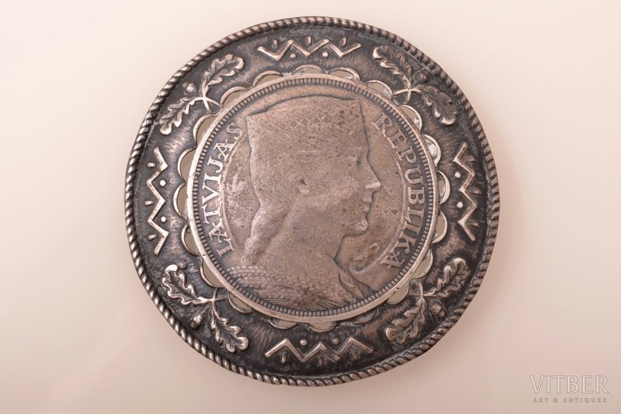 sakta, no 5 latu monētas, sudrabs, 31.34 g., izstrādājuma izmērs Ø 5.7 cm, 20 gs. 20-30tie gadi, Latvija