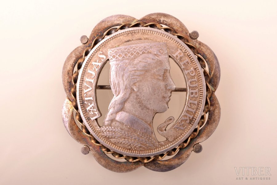 sakta, no 5 latu monētas, sudrabs, 27.97 g., izstrādājuma izmērs 4.6 x 4.6 cm, 20 gs. 20-30tie gadi, Latvija