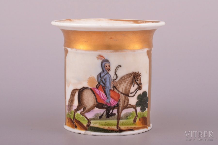 tasīte, "Jātnieks uz zirga", porcelāns, Gardnera porcelāna rūpnīca, roku gleznojums, Krievijas impērija, 19. gs. sākums, h 6.8 cm, matveida plaisas, 2 mazi nošķēlumi pie pamatnes
