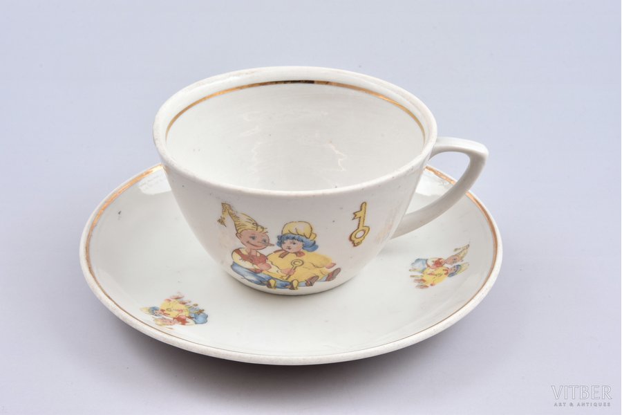 bērnu tējas pāris, "Zelta atslēdziņa", porcelāns, Rīgas porcelāna rūpnīca, Rīga (Latvija), 20 gs. 50tie gadi, Ø (apakštasīte) 13.5 cm, h (tasīte) 5 cm, otrā šķira