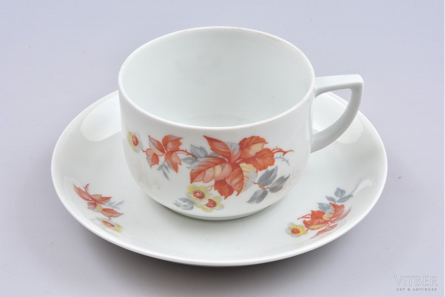 tea pair, porcelain, M.S. Kuznetsov manufactory, Riga (Latvia), the 30ties of 20th cent., Ø (plate) 14.5 cm, h (cup) 5.5 cm