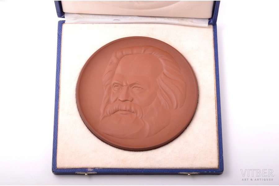 настольная медаль, Карл Маркс 1818-1968 (юбилей 150 лет), завод Мейсен, керамика, Германия, 1971 г., Ø 15.4 мм, в коробке (повреждена застежка и петля)