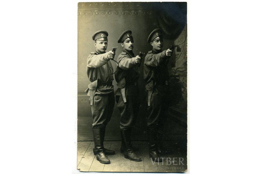 фотография, солдаты с револьверами системы Нагана, Российская империя, начало 20-го века, 13,8x8,8 см