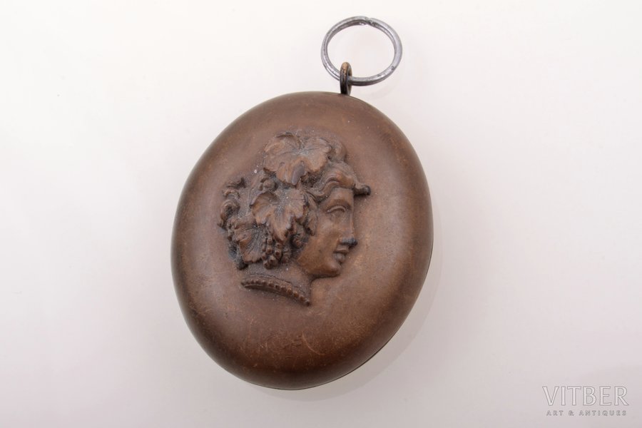 a medallion, cameo, wood, the item's dimensions 5.2 x 4 x 2.3 cm