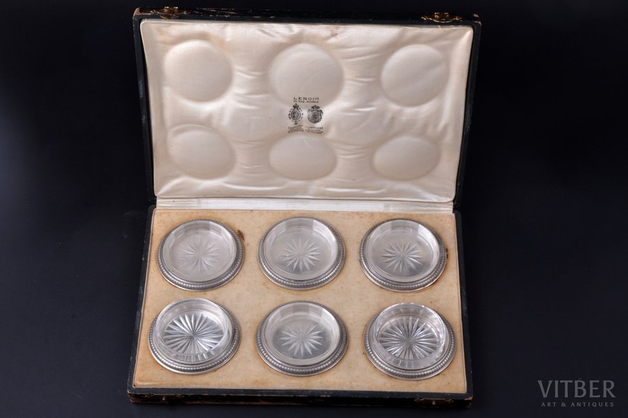 set of 6 butter trays, silver, 950 standard, total weight of silver 165.35, glass, Ø 7.7 cm, France, two glass inner parts are not original; in a box