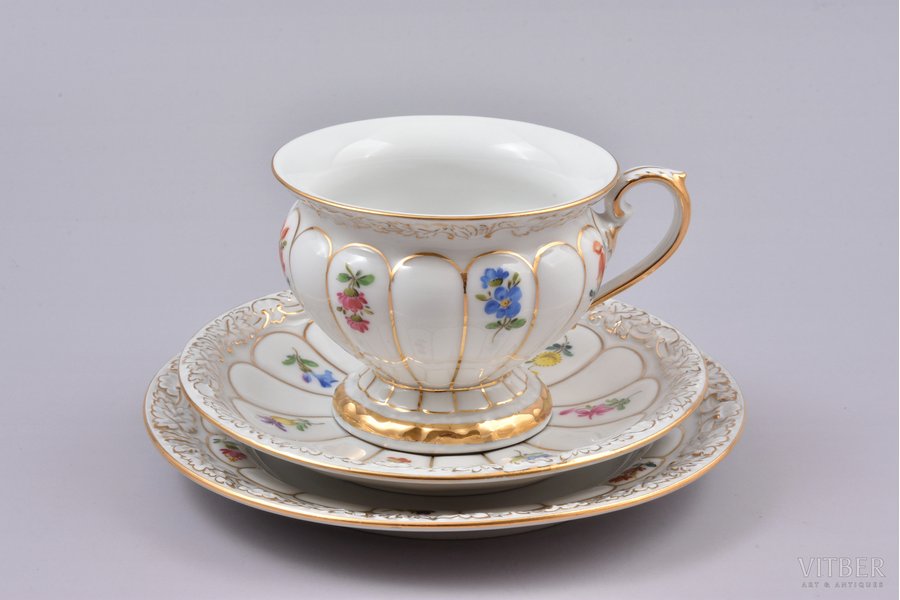 чайное трио, фарфор, Meissen, Германия, h (чашка) 5.9 cm, Ø (блюдце) 11.9, Ø (десертная тарелочка) 13.6 см