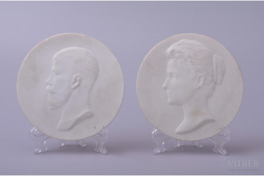 pair of decorative table palques, Nicholas II and Alexandra Feodorovna, bisque, Imperial Porcelain Manufactory, Russia, 1914, Ø 9.5 cm, plaque "Nicholas II" with small chips on the edge