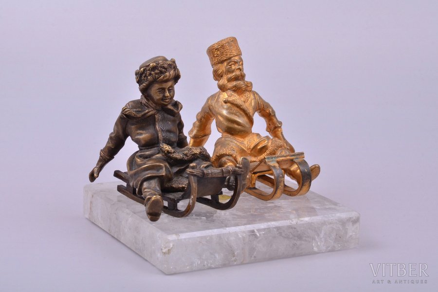 figurālā kompozīcija, "Ragavu braucēji", večuks - apzeltījums, zēns - patinēts, 9.5 x 12.4 x 12.4 cm, svars 1333.2 g., Krievijas impērija, 19. gs., uz kalnu kristāla pamatnes
