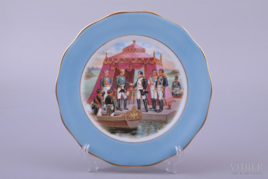 dekoratīvs šķīvis, "Napoleona un Krievijas ķeizara Aleksandra I tikšanās Tilzītē", porcelāns, M.S. Kuzņecova rūpnīca, Rīga (Latvija), 1937-1940 g., Ø 18.4 cm, otrā šķira