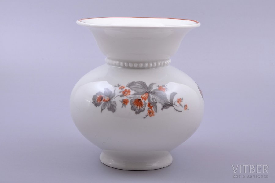 vāze, porcelāns, Rīgas Keramikas fabrika, Rīga (Latvija), 1941-1947 g., h 14.6 cm